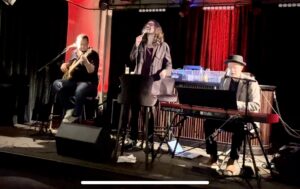 Christoffer Hiding, Markus Linnell Zovic och Christopher Ek på Clarion Posts scen i Göteborg