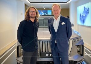 Giles Taylor och Christoffer framför en Hongqi E-HS9.