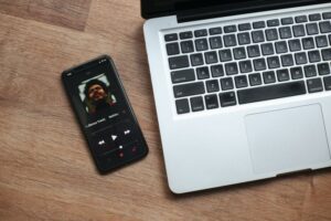 Bild på en dator och en iphone med The Weeknd på.