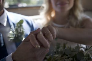 Närbild på en hand med vigselring